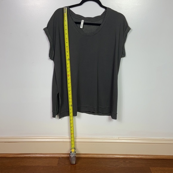 Scoop neck top with twisted band at neck - Picture 4 of 5